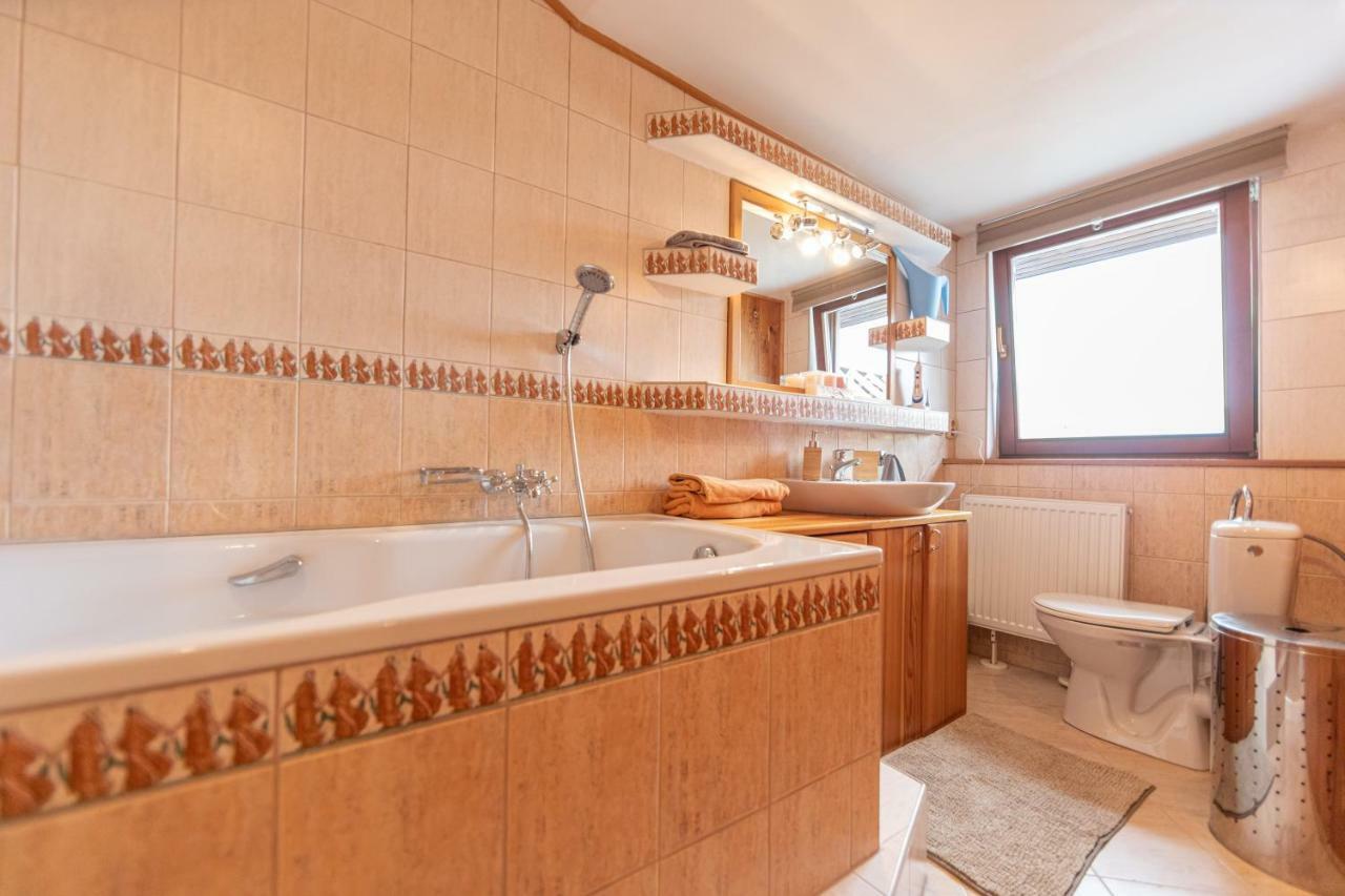 Romanticke Ubytovanie V Podkrovi Idealne Pre Pary Alebo Rodinku-Self Check Bratislava Exteriér fotografie
